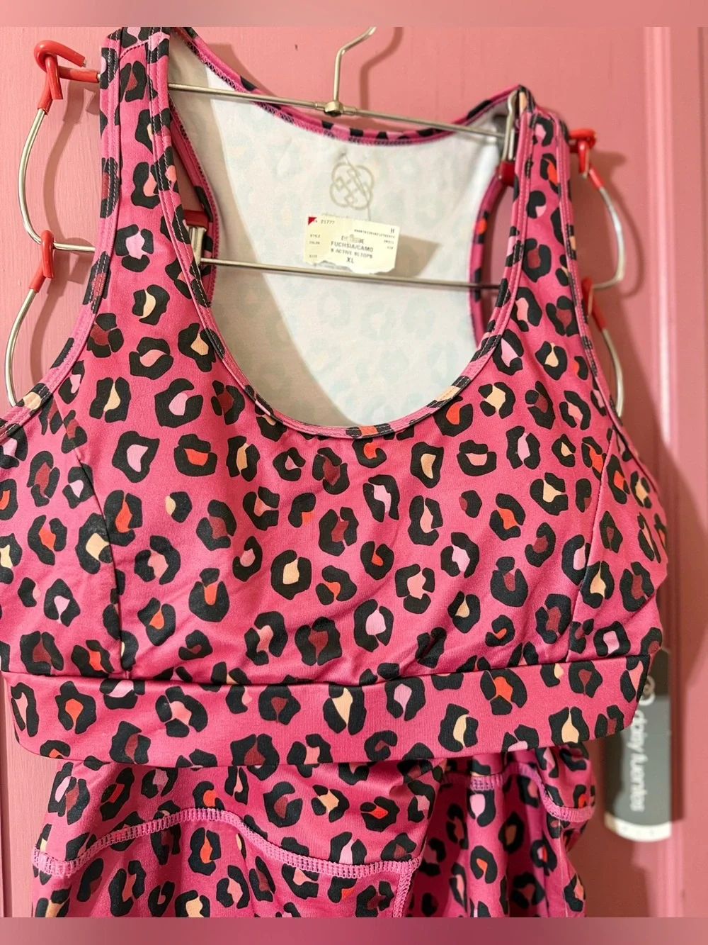 Daisy Fuentes Women's Pink Leopard Print Sports Bra & bike shorts XL